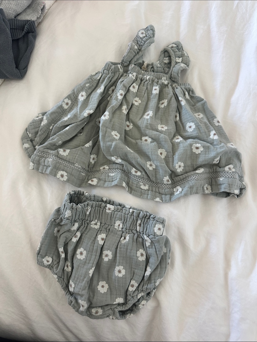 Quincy Mae Sage Green Floral Bubble Top & Bloomers - Picture 1 of 1